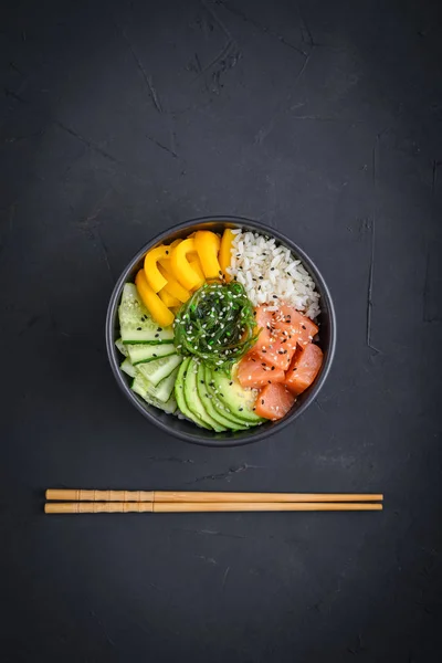 Hawaiian zalm Poke Bowl met zeewier — Stockfoto