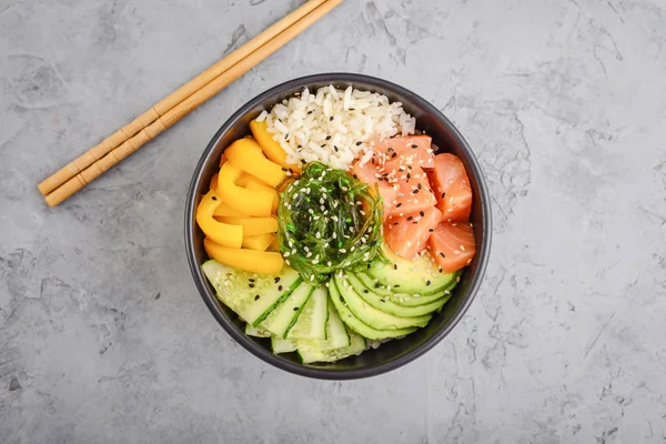 Tazón de salmón hawaiano con algas — Foto de Stock