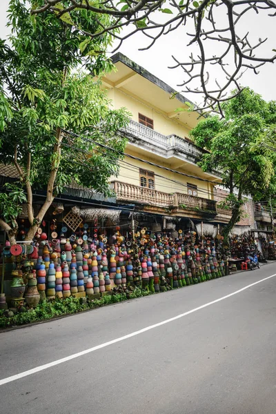 Tienda de artesanía de cerámica local en la pequeña calle de Ubud —  Fotos de Stock