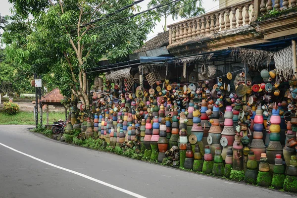 Tienda de artesanía de cerámica local en la pequeña calle de Ubud —  Fotos de Stock