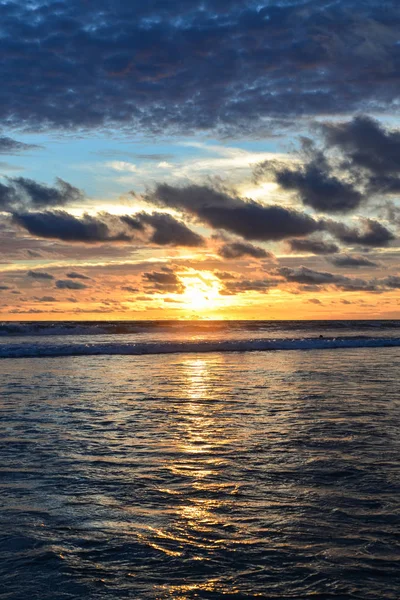 Vackra ljusa solnedgång — Stockfoto