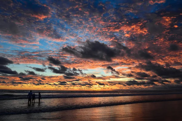 Hermosa puesta de sol púrpura brillante — Foto de Stock