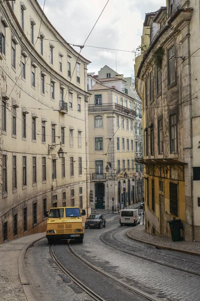 Enge Kopfsteinpflasterstraßen im Chiado-Viertel — Stockfoto