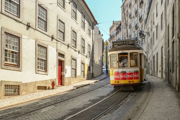 Berühmte strassenbahn 28 voller touristen im stadtzentrum von lisbon — Stockfoto