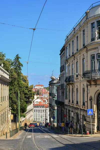 Enge Kopfsteinpflasterstraßen im Chiado-Viertel — Stockfoto