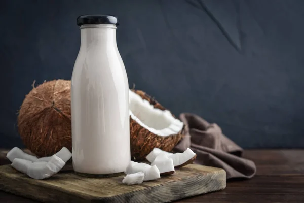 Kokos vegane Milch ohne Molkereiprodukte in der Flasche — Stockfoto