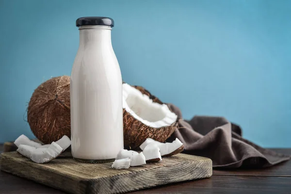 Kokos vegane Milch ohne Molkereiprodukte in der Flasche — Stockfoto