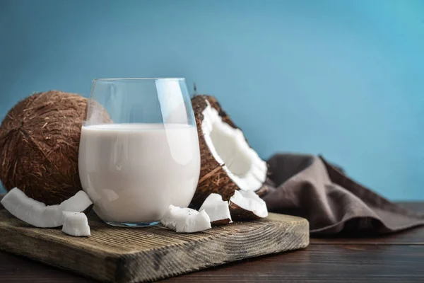 Kokosnuss vegane Milch ohne Milchprodukte im Glas — Stockfoto