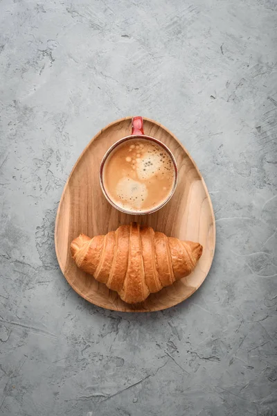 Tazza di caffè e cornetti appena sfornati — Foto Stock