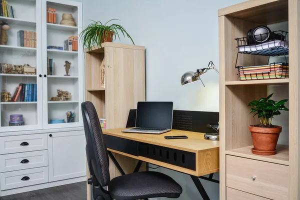 Lichte Gezellige Tienerkamer Met Witte Boekenkasten Bureau Laptop Erop — Stockfoto