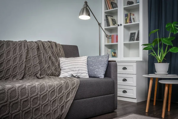 Graue Couch Mit Kissen Strickkarierten Und Stehlampe Zimmer Mit Blauen — Stockfoto