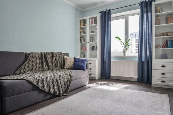 Leichtes Gemütliches Teenzimmer Mit Weißen Bücherregalen Grauem Sofa Und Blauer — Stockfoto