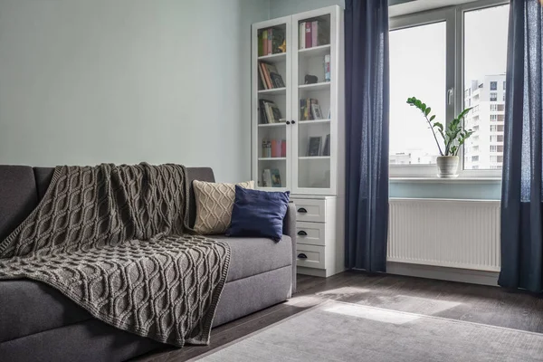 Luz Acogedora Habitación Adolescente Con Librerías Blancas Sofá Gris Pared — Foto de Stock