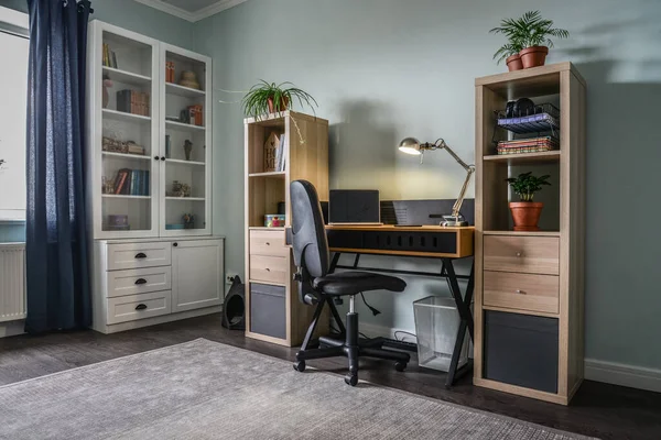 Helles Gemütliches Teenzimmer Mit Weißen Bücherregalen Schreibtisch Und Laptop Darauf — Stockfoto
