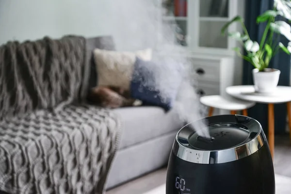 Humidificateur Brouillard Frais Ultrasonique Pour Maison Sur Une Petite Table — Photo