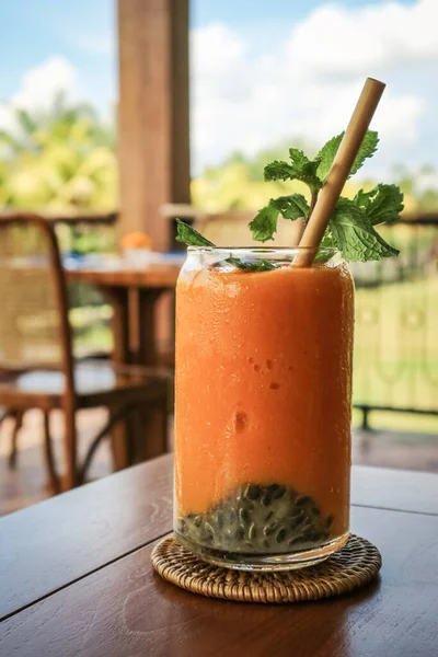 Mango Smoothie Dalam Gelas Dengan Sedotan Bambu Atas Meja Kayu — Stok Foto