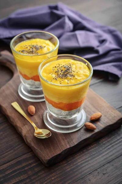 Hemlagad Chiafrö Pudding Med Mango Och Mandel Glas Trä Bakgrund — Stockfoto