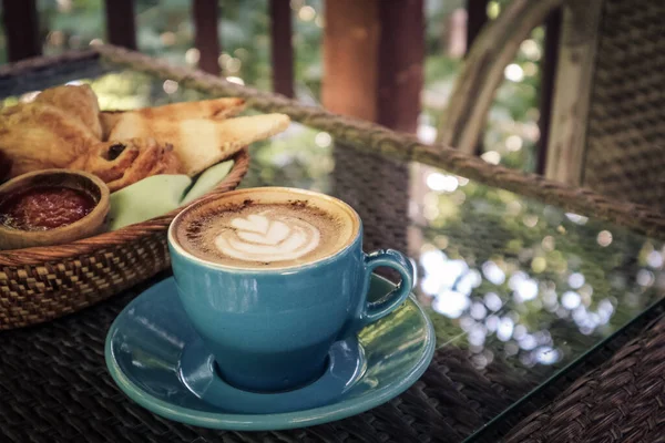 Kawa Latte Rogalikiem Koszykiem Chleba Stole Kawiarni Zbliżenie — Zdjęcie stockowe