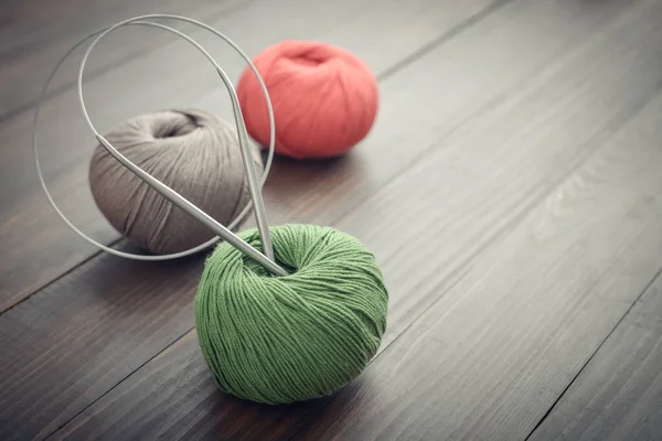 Boules Fils Colorés Sur Fond Bois Gros Plan — Photo