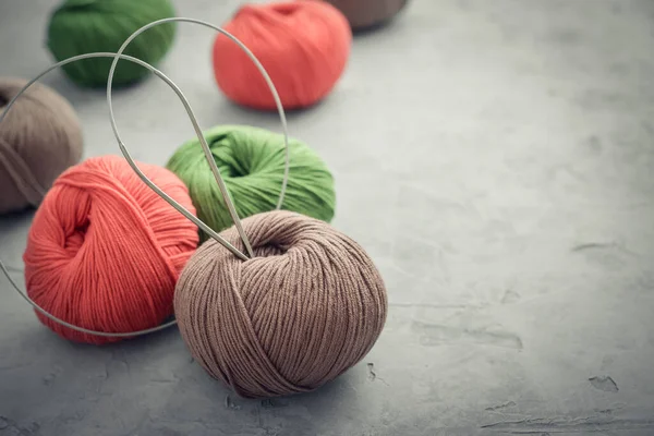 Bolas Hilo Colores Sobre Fondo Hormigón Gris Primer Plano — Foto de Stock