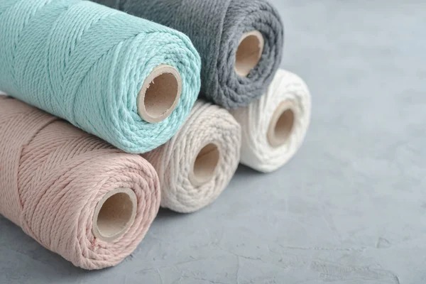 Bobine Cordoncino Cotone Macrame Diversi Colori Pastello Sfondo Grigio Cemento — Foto Stock