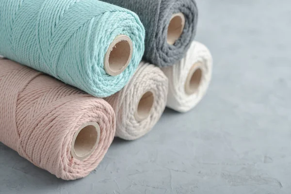 Makrame Baumwollkordel Spulen Verschiedenen Pastellfarben Auf Grauem Betonhintergrund Ansicht Von — Stockfoto