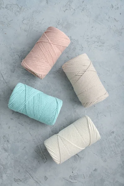 Macrame Katoenen Koord Spoelen Verschillende Pastelkleuren Grijze Betonnen Achtergrond Bovenaanzicht — Stockfoto