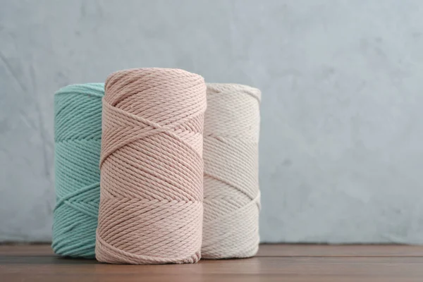 Bobine Cordoncino Cotone Macrame Diversi Colori Pastello Sfondo Grigio Cemento — Foto Stock