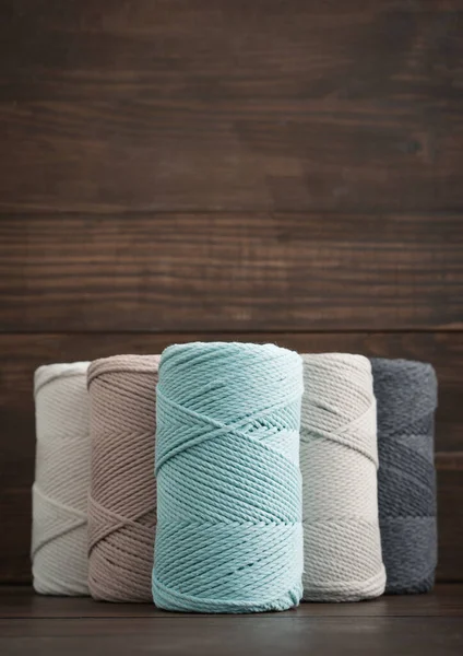 Makrame Baumwollkordel Spulen Verschiedenen Pastellfarben Auf Holzgrund — Stockfoto