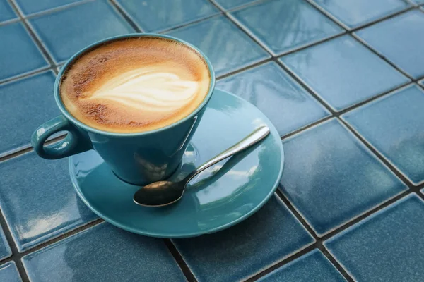 Café Avec Latte Art Sur Dessus Tasse Bleue Vue Sur — Photo