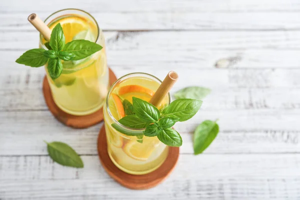 Limonata Con Arancia Basilico Bevanda Rinfrescante Fredda Calici Fondo Grigio — Foto Stock