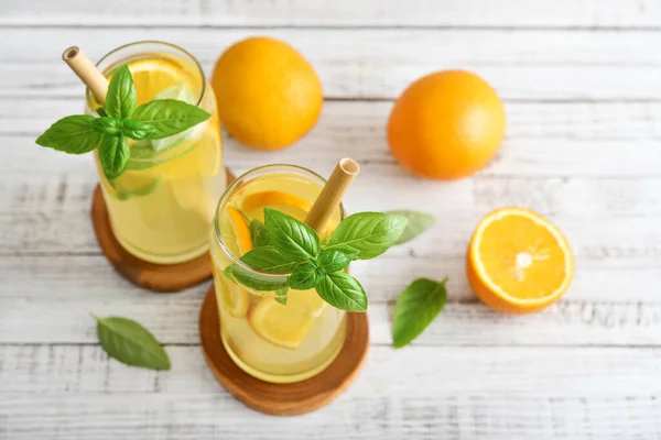 Limonata Con Arancia Basilico Bevanda Rinfrescante Fredda Calici Fondo Grigio — Foto Stock