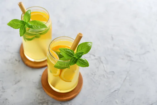 Limonata Con Arancia Basilico Bevanda Rinfrescante Fredda Calici Fondo Grigio — Foto Stock