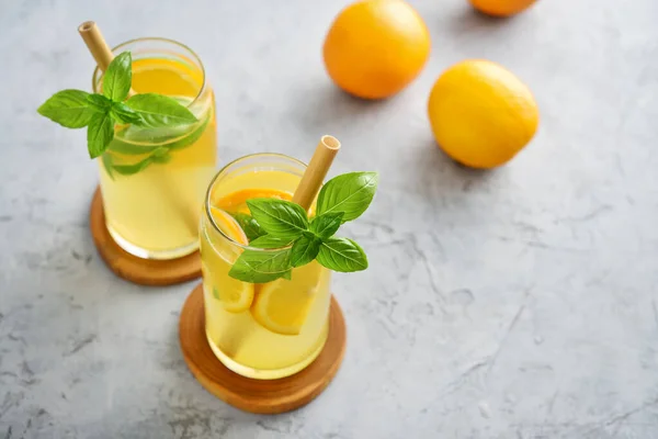 Limonata Con Arancia Basilico Bevanda Rinfrescante Fredda Calici Fondo Grigio — Foto Stock