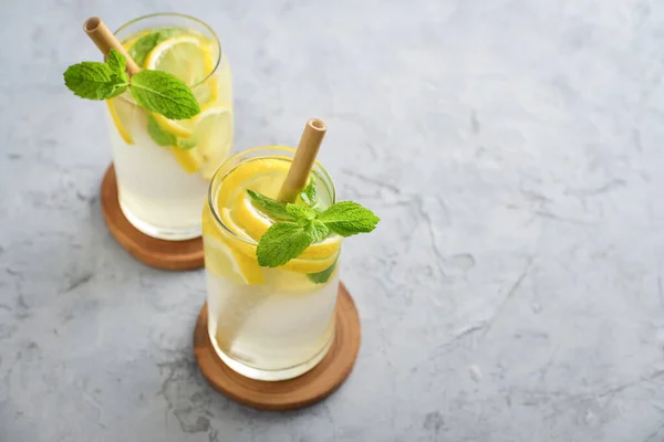 Limonata Con Limone Basilico Bevanda Rinfrescante Fredda Bicchieri Fondo Grigio — Foto Stock