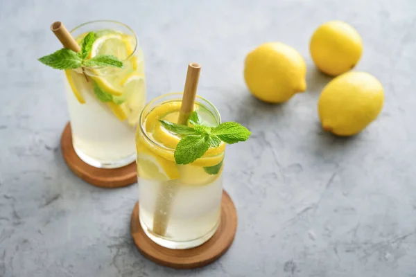 Limonata Con Limone Basilico Bevanda Rinfrescante Fredda Bicchieri Fondo Grigio — Foto Stock