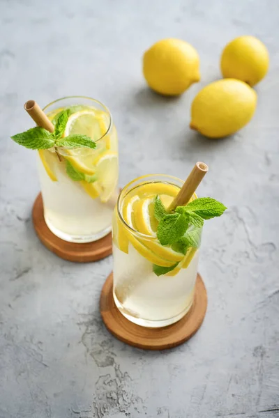 Limonada Con Limón Albahaca Bebida Refrescante Fría Vasos Sobre Fondo — Foto de Stock