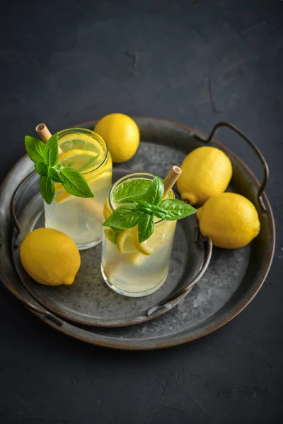 Limonata Con Limone Basilico Bevanda Rinfrescante Fredda Bicchieri Fondo Nero — Foto Stock