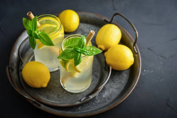 Limonata Con Limone Basilico Bevanda Rinfrescante Fredda Bicchieri Fondo Nero — Foto Stock