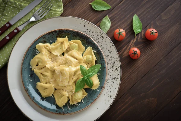 Italské Ravioli Plněné Ricotta Sýrem Špenátem Nastrouhaným Parmezánem Talíři Dřevěném — Stock fotografie