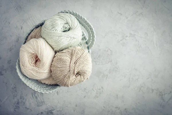 Farbige Wollknäuel Und Stricknadeln Korb Auf Hellem Hintergrund Ansicht Von — Stockfoto