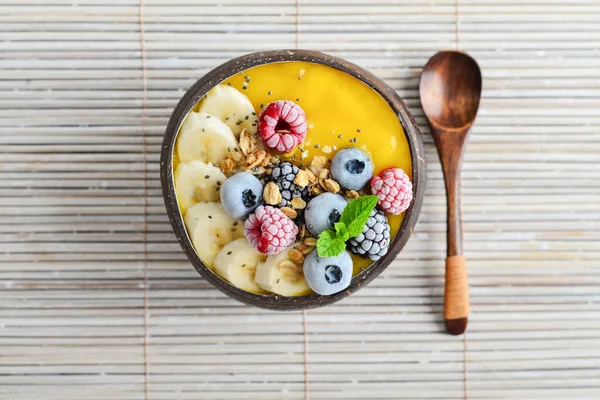 Muz Yaban Mersini Böğürtlen Ahududu Granola Chia Tohumlu Mango Kasesi — Stok fotoğraf