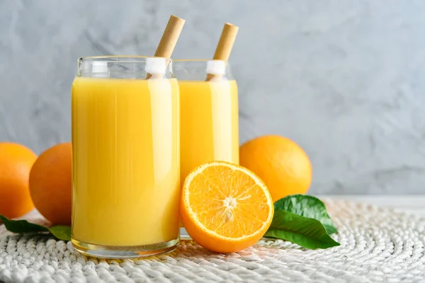 Dois Copos Suco Laranja Fresco Com Palhas Bambu Fundo Madeira Fotos De Bancos De Imagens