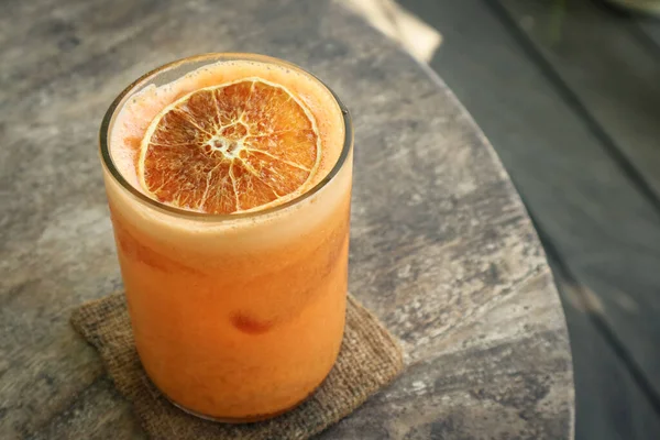 Κοκτέιλ Πορτοκαλιού Χυμό Πορτοκάλι Καρότο Και Παπάγια Ποτήρι Αποξηραμένη Φέτα — Φωτογραφία Αρχείου