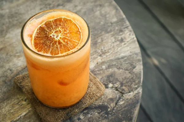 Cóctel Naranja Con Zumo Naranja Zanahoria Papaya Vaso Con Rebanada —  Fotos de Stock