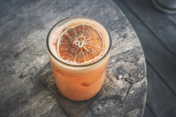 オレンジカクテルにオレンジ ニンジン パパイヤジュースをグラスに入れ オレンジのスライスを乾燥させます 環境に優しいコンセプト — ストック写真