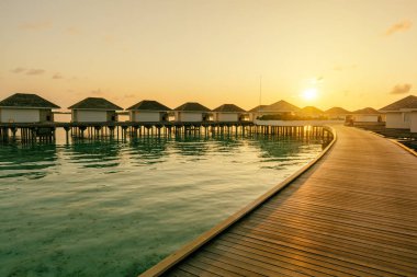 Maldivler ada tatil tatil arka plan kavramı gündoğumu zamanında tropikal su Villa
