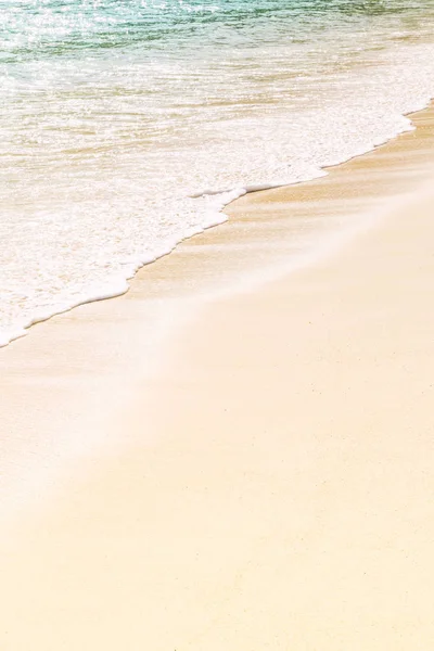 砂浜で海の柔らかい波の背景 — ストック写真