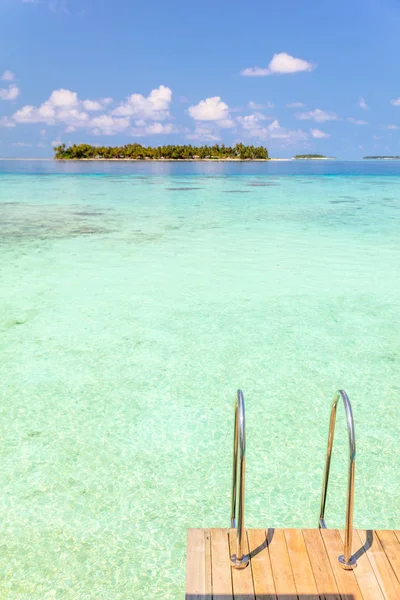 Villen Holzdeck Mit Metallschienen Auf Den Malediven Türkisfarbenes Wasser Meer — Stockfoto