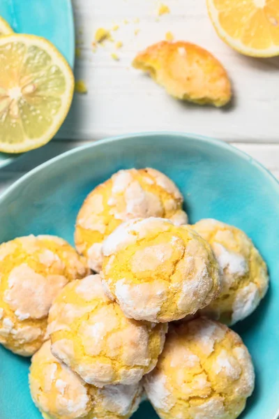 Galletas Limón Agrietadas Placas Azules Sobre Fondo Blanco Vista Superior — Foto de Stock